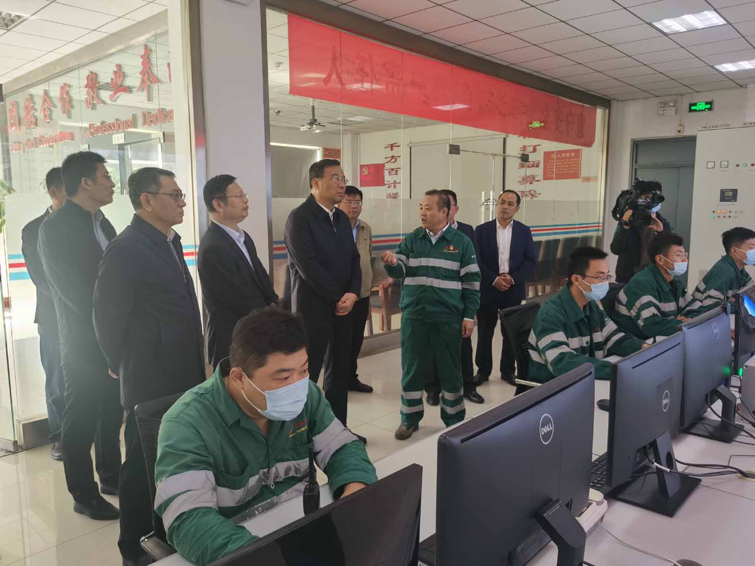 邵士官到华沃水泥公司调研指导.jpg 邵士官到华沃水泥公司调研指导.jpg