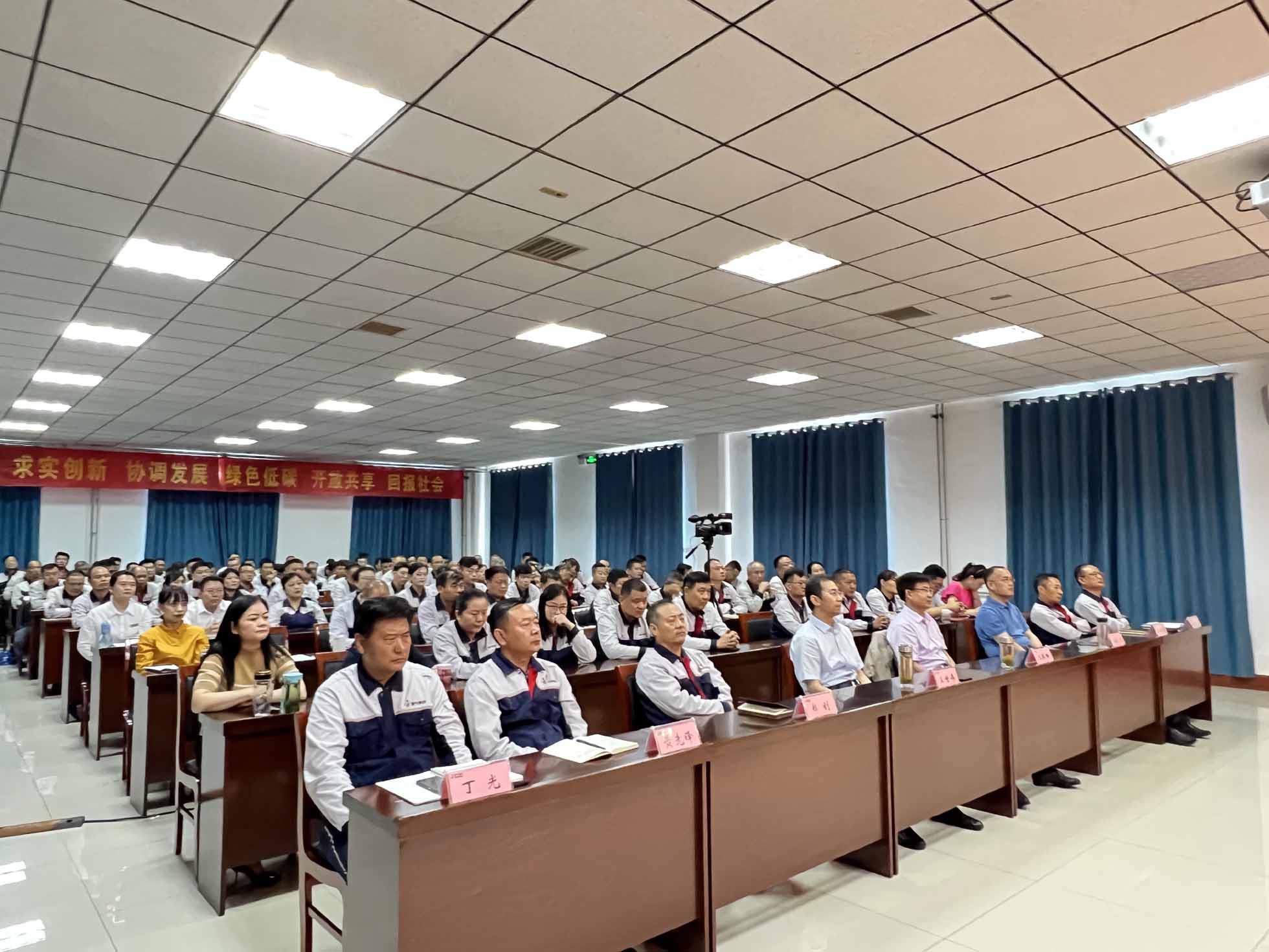 南宫app集团“讲好南宫app故事——我与南宫app共生长”巡回宣讲走进华沃水泥公司 (3).jpg 南宫app集团“讲好南宫app故事——我与南宫app共生长”巡回宣讲走进华沃水泥公司 (3).jpg